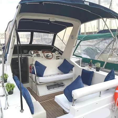 El Barco De Fiestas Botel